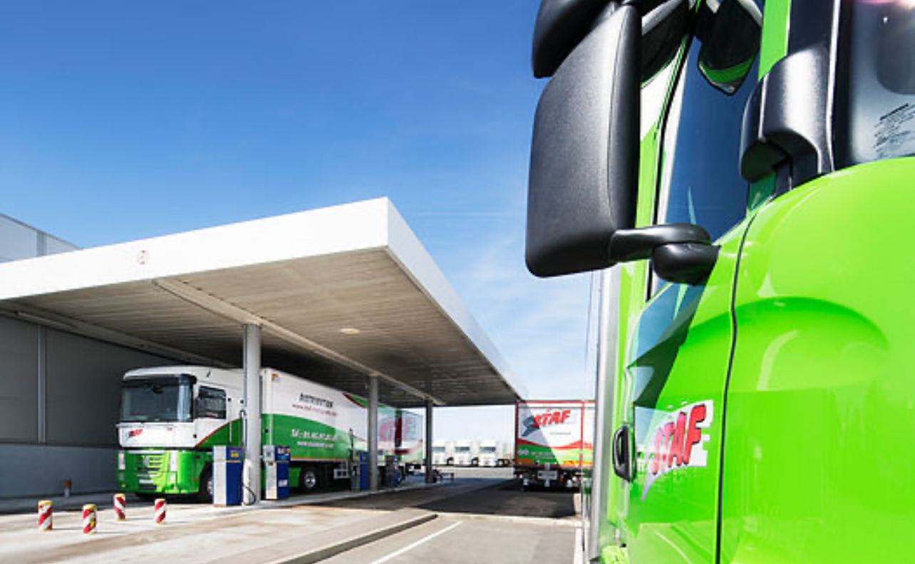 Camions STAF à la station de carburant interne