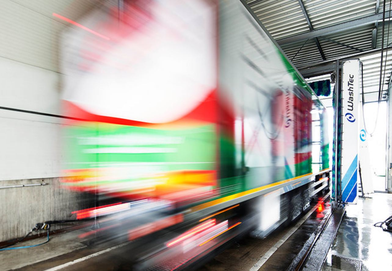 Camion STAF dans la station de lavage couverte