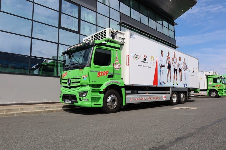 Porteur électrique Mercedes eActros STAF aux couleurs des Jeux olympiques de Paris 2024