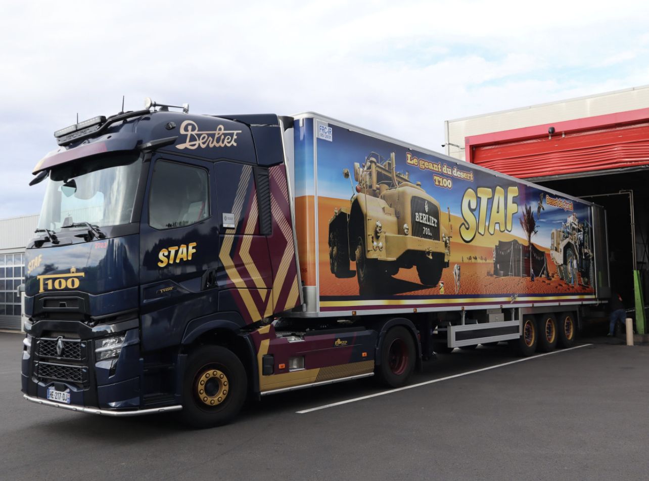 Tracteur Renault Trucks T100 au décor Berliet et semi-remorque STAF « Le géant du désert »
